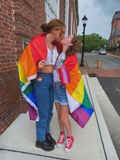 Photo Shoot Pictures, Lgbtq Couples, Lesbian Flag, Gay Aesthetic, Lgbt Love, Pride Parade, Lgbtq Pride, Lgbt Pride, Girls In Love