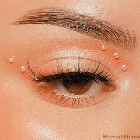 Simple Make Up With Rhinestones, Simple Makeup Looks Glitter, Simple Makeup Looks With Pearls, Gold And Pearl Makeup, Pearl Rhinestone Makeup, Gem Makeup Looks Simple, Simple Pearl Makeup Looks, Pearls Eye Makeup, Eye Makeup Pearls