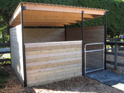 Horse Pallet Shelter, Horse Sheds Shelters, Horse Enclosures, Cow Shelter Ideas, Donkey Barn Ideas, Cow Enclosure, Goat Enclosure Ideas, Horse Shelter Plans, Diy Horse Shelter