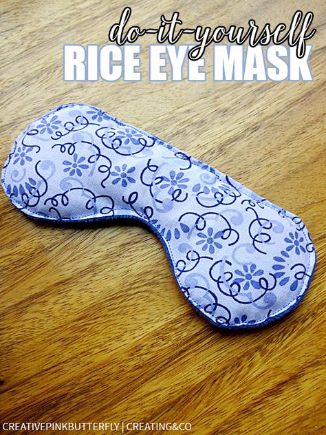 This DIY rice eye mask is easy to make and perfect for a relaxing night at home after a stressful day! Diy Heating Pad, Rice Bags, Sew Ins, Costura Diy, Beginner Sewing Projects Easy, Sewing Projects For Beginners, Sewing Skills, Love Sewing, Sewing Gifts