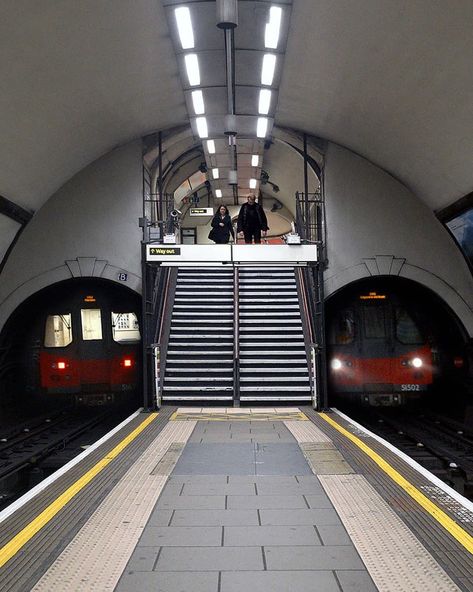 Underground Train Station, London Underground Train, Underground Train, London Underground Tube, London Underground Stations, Clapham Common, London Tube, Travel Oklahoma, Location Inspiration