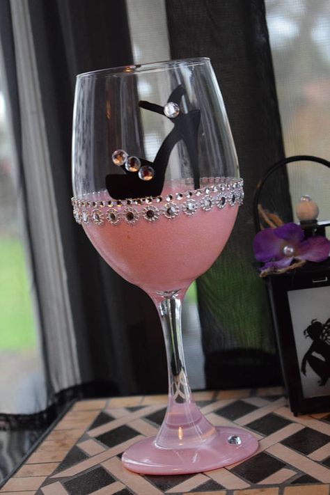 Glitter Wine Glasses, Wine Glass Decor, Diy Wine Glasses, Decorated Wine Glasses, Glitter Glasses, Wine Glass Crafts, Wine Glass Art, Glitter Wine, Personalized Wine Glass