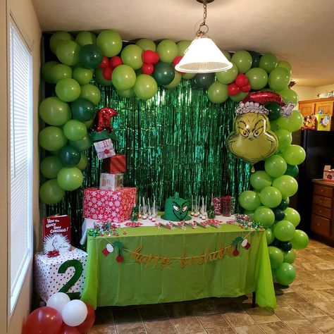 The Grinch Birthday Theme...decorations by my sister @vickylfrison Grinch Halloween, Grinch Birthday, Christmas Party Inspiration, School Christmas Party, Grinch Decorations, Grinch Christmas Party, Whoville Christmas, Holiday Baby Shower, Work Holiday Party