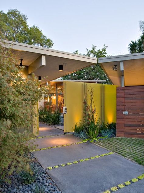 17 Welcoming Mid Century Modern Entrance Designs That Will Invite You Inside Eichler Remodel, Exterior Entryway Ideas, Mid Century Modern Exterior, Mid Century Exterior, Modern Entrance, Meteor Garden 2018, Mid Century Architecture, Entrance Design, Kew Gardens