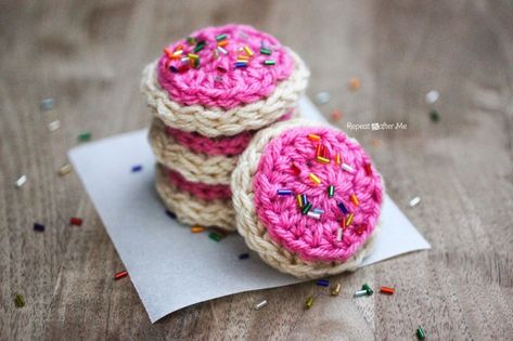 Frosted Crochet Cookie Pattern Crochet Cake, Repeat Crafter Me, Crochet Baby Gifts, Food Patterns, Crochet Food, Crochet Amigurumi Free Patterns, Cookie Frosting, Crochet Animal Patterns, Play Food