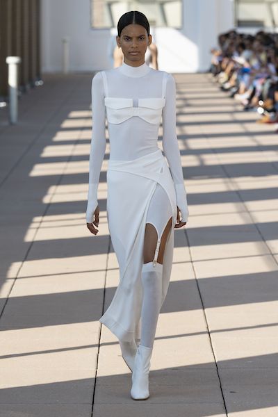 Fashion model, Fashion, White, Runway, Clothing, Fashion show, Shoulder, Street fashion, Fashion design, Haute couture, Cool Runway Outfits, White Runway Looks, White Dress Runway, White Fashion Aesthetic, Futuristic Fashion Aesthetic, Looks Hip Hop, Fashion Technology, Fashion Week Spring 2020, Futuristic Fashion