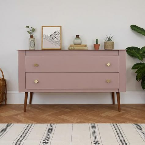 Sulking room pink by farrow and ball on a midcentury modern cabinet upcycle. Image Credit: Elizabeth Dot Design Pink White Washed Furniture, Dark To Light Furniture Makeover, Pink Salon, Mid Century Modern Cabinets, 60s Furniture, Hiasan Bilik Tidur, Statement Furniture, Bowling Green, Furniture Renovation