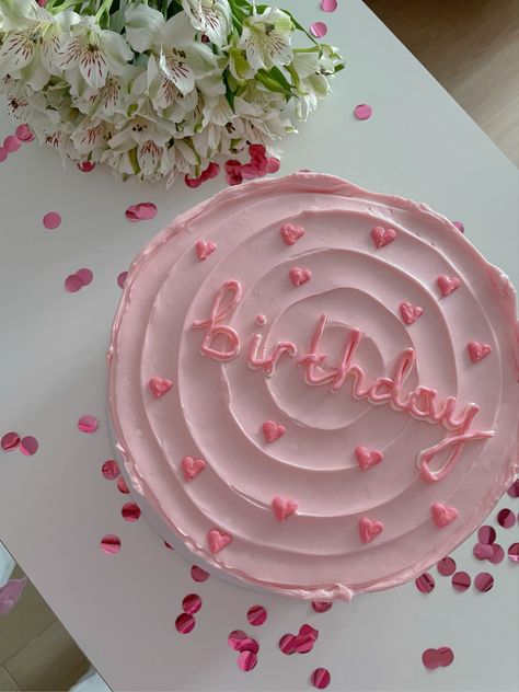 Pink Birthday Cake Aesthetic Circle, Pink Cake With Hearts, Pale Pink Birthday Cake, Birthday Cake Asethic, Cake 31 Birthday, Cute Aesthetic Birthday Cake, Birthday Cake For Women Aesthetic, Pink Cakes Birthday For Women, Birthday Cake For Women Pink