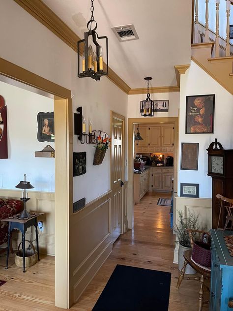 Primitive Foyer Entryway, Colonial Farmhouse Interior, Colonial Entryway, Colonial Foyer, American Colonial Interior, Colonial Living Room, Early American Homes, Front Foyer, Colonial Homes