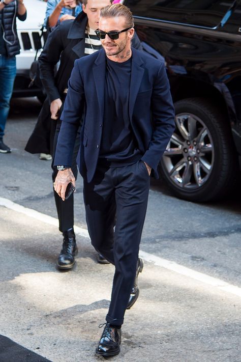 This is definitely a good look for Fall. David Beckham Outfit, Beckham Suit, David Beckham Style Outfits, David Beckham Suit, Man Street Style, Gentleman Mode, Workout Man, David Beckham Style, Best Dressed Man