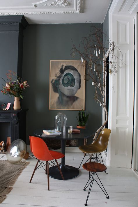 Move Over, Minimalism: The "New Victorian" Look is On the Rise Black Feature Wall, Dark Walls, Dark Interiors, Beautiful Apartments, Design Del Prodotto, Interior Inspo, Home Fashion, Room Interior, Interior Inspiration