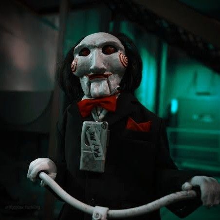 Saw Traps Jigsaw, Saw X Movie, Saw Aesthetic Horror, Saw Movie Aesthetic, Jigsaw Aesthetic, Saw Billy Puppet, Saw Icons, Saw Aesthetic, Billy Jigsaw