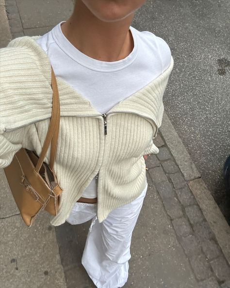 We love neutral colours for fall 🥰🍂 #outfits #autumnstyle #cdhstudio #autumncolors #outfitinspo Neutral Winter Outfit, November Outfits, Chic Chic, Oversized Outfit, Aesthetic White, Scarf Women Fashion, Beige Bag, Neutral Colours, Scarf Women