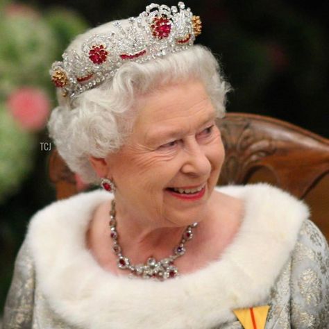 Rainha Elizabeth II on Instagram: “Her Majesty the Queen Elizabeth II of the United Kingdom🇬🇧 “The Queen of the world” 👑 #rainhaelizabeth #queenelizabeth #elizabethII…” Claudia Lars, The Queen Of England, State Banquet, Gordon Brown, Rainha Elizabeth Ii, Queen Style, Sunday Church, Hm The Queen, Reine Elizabeth Ii