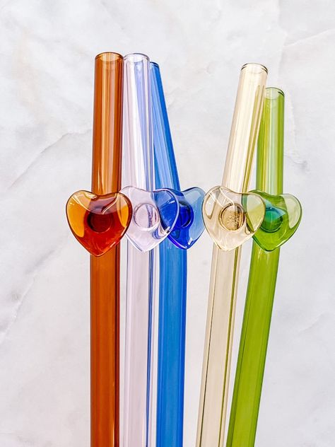 glass heart reusable straw for glass cup with bamboo lid Western Cups, Straw Heart, Pride 2024, Heart Straws, Cups With Straws, Straw Design, Mixed Drinks Alcohol, Glass Craft, Glass Butterfly