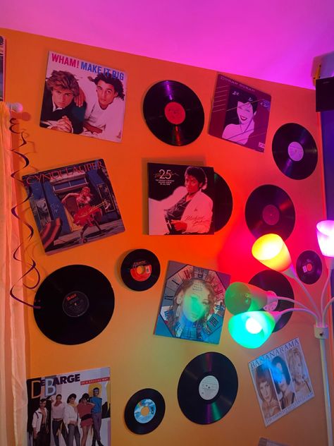 80s Retro Aesthetic Room, 70s Theme Room, 80s Retro Bedroom, 80s Themed Bedroom, Retro Room Ideas 1980s, 80s Room Ideas, Retro Bedroom Aesthetic, 80s Themed Room, 80’s Bedroom