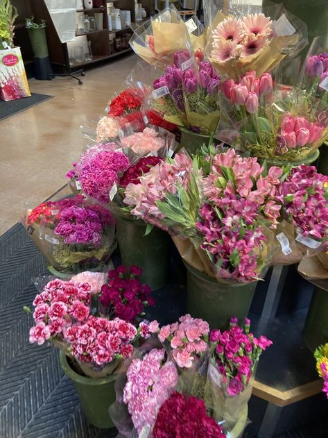 Spring Picture Ideas, Grocery Store Flowers, Rosé Core, Flowers Pretty, Pretty Aesthetic, Grocery Store, Pink Flowers, Floral Wreath, Nail Designs