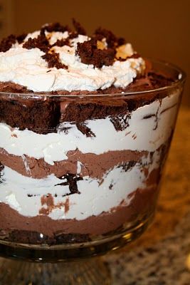 Amelia's Cookbook: Chocolate Mousse Trifle Chocolate Mousse Trifle, Mousse Trifle, New Year's Desserts, Trifle Desserts, Layered Desserts, Trifle Recipe, Good Eat, Yummy Sweets, Chocolate Mousse