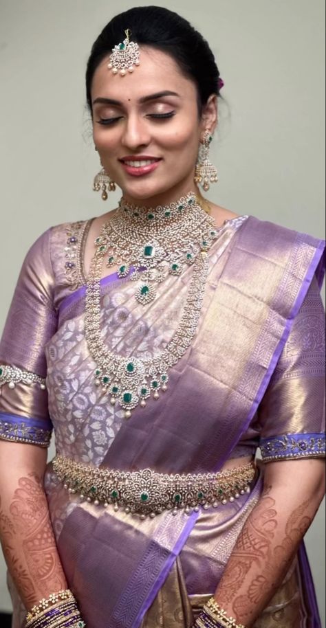 Lavender Pattu Saree Blouse Designs, New Pattu Sarees Collection 2023, Lavender Saree Jewellery Ideas, Lilac Sarees, Lilac Saree, Saree For Engagement, Lavender Saree, Bride Reception Dresses, South Indian Bride Saree