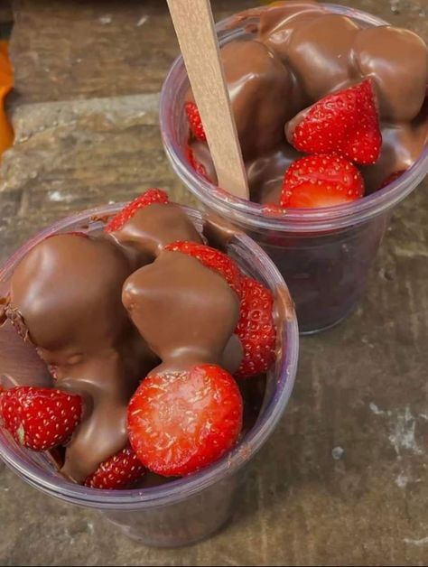 Strawberries With Chocolate, Choc Strawberries, Fruit Cart, Strawberry With Chocolate, Good Looking Food, Oneplus Wallpapers, Food Candy, Strawberry Chocolate, Strawberry Dip