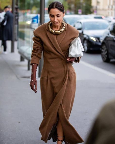 1-10? Choose your favorite look ✔ Shades of brown 🌰🥜🥨 . . . #shadesofbrown #neutrals #monochrome #coat #comfy #oversize #boots #pants… Top Street Style, Paris Fashion Week Street Style, Street Style Trends, Style Looks, Spring Street Style, Celebrity Street Style, Color Fashion, Fashion Week Street Style, Street Style Looks