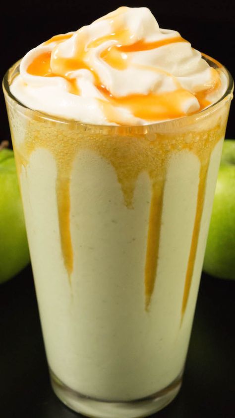 The best fall dessert? This copycat Disney Caramel Apple smoothie! Caramel Apple Smoothie, Apple Smoothie Recipes, Fall Smoothies, Apple Ice Cream, Food Franchise, Apple Smoothie, Fall Desserts Easy, Vanilla Bean Ice Cream, Veggie Tray