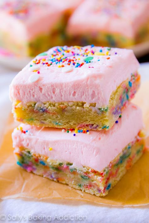 Mega-sprinkled, extra-frosted sugar cookie bars. YUM!! Brownies Bites, Fabulous Desserts, Cake Purple, Brownie Bars, Mouthwatering Food, Sugar Cookie Bars, Sugar Cookie Frosting, Bar Recipes, Think Food