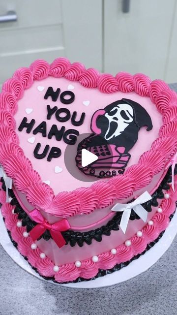 Liz Nicolaou on Instagram: "No, YOU hang up! 💕👻  Ghost face oreo cake made using my 8 inch @frostform heart kit paired with mock ganache - use code FROSTLOVE10 for 10% off everything at frostform.com checkout 😊  Other tools linked to my amazon storefront-link in bio   #ghostface #scarymovie #heartcake #vintagecake #halloweencake #loveisbakeable #frostform" Scream Cake Ideas Kids, Halloween Heart Cake, Ghost Face Cake, Ghostface Cake, Lisa Cake, Candy Fruits, Ghost Cake, Sweet 16 Cakes, 16 Cake