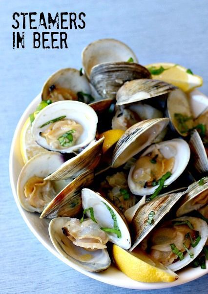 For apps or dinner, steamers in beer are healthy and delicious! No butter needed with all the flavor of the broth. How To Cook Steamers, Steamer Clam Recipes, How To Cook Clams, Steamed Clams Recipe, Steamed Clams, Shell Fish, Clam Bake, Steamer Recipes, Shellfish Recipes