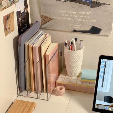 Study Desk Decor, Decor Ideas Bedroom, Uni Room, Desk Inspiration, Home Decor Ideas Living Room, Office Room Decor, Study Room Decor, Cozy Room Decor, Ideas Living Room