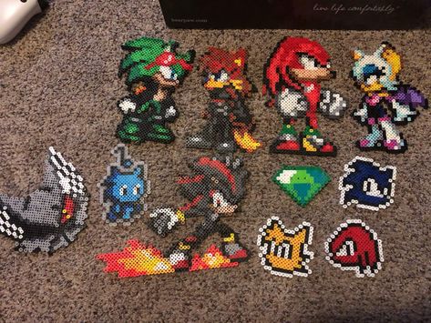 Sonic The Hedgehog Crafts, Sonic Perler Beads, Sonic Merch, Pony Bead Projects, Perler Creations, Pixel Beads, Classic Sonic, Perler Crafts, Characters Inspiration Drawing