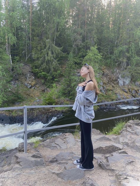 nature yoga pants outfit fit Spring Yoga Pants Outfit, Nature Yoga, Spring Yoga, Jeans And Converse, Trip Outfits, Instagram My Story, Fall Time, Yoga Pants Outfit, Hiking Outfit