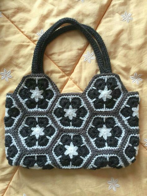 Zakir Khan, Handbags Crochet, Crochet Granny Square Bag, Sac Granny Square, Crochet African Flowers, Zakk Wylde, Flowers Crochet, Diy Leather Bag, Granny Square Bag