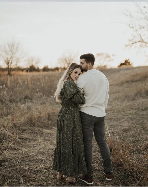 Plus Size Engagement Photos, Save The Date Poses, Date Poses, Photoshoot Outfit Inspiration, Plus Size Photography, Photoshoot Ideas Creative, Photoshoot Ideas Couples, Christmas Pictures Outfits, Engagement Save The Date