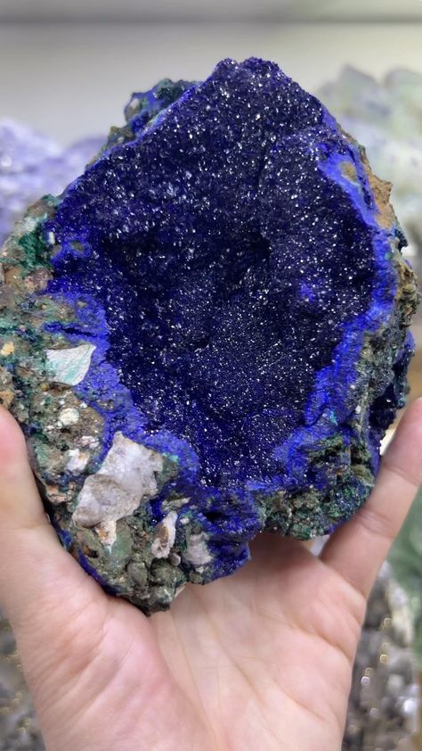 Azurite geode from Yangchun mine, Guangdong province, China Photo: Mineral_zhu/IG ￼ Athena Altar, Clue Characters, Crystals Room, Room Ideas Plants, Friends Test, Cool Crystals, Gypsum Crystal, Queen Energy, Crystal Room