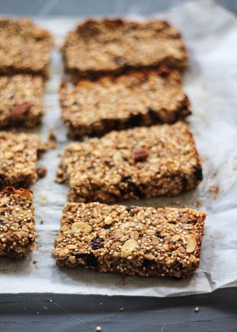 These granola bars are packed with banana, dried fruit, quinoa, oats and chia seeds. They're a great on the go breakfast or fuel up snack! Gluten free too. Banana Granola Bars, Quinoa Oats, Breakfast Bars Recipe, Banana Granola, No Bake Granola Bars, Baked Granola, Granola Recipe Bars, Healthy Bars, Homemade Granola Bars