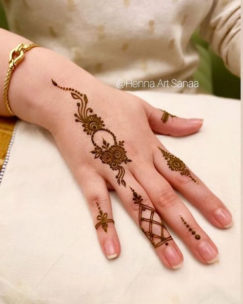 Simple Mhndi Dsgns, Aesthetic Finger Mehendi Designs, Simple Mahanadi Design, Simple Hina Designs, Mehindhi Design Simple Modern, Hena Simple, Henna Simple Aesthetic, Minimalist Henna Design, Henna Art Simple