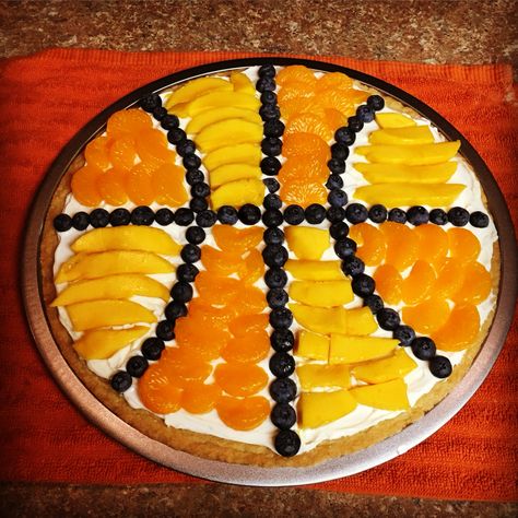 Basketball fruit pizza! Mango, mandarin, blueberry Basketball Veggie Tray, Basketball Fruit Tray, Basketball Party Ideas, Fruit Party Theme, Basketball Food, Basketball Treats, Fruit Platter Ideas Party, Basketball Themed Birthday Party, Basketball Baby Shower