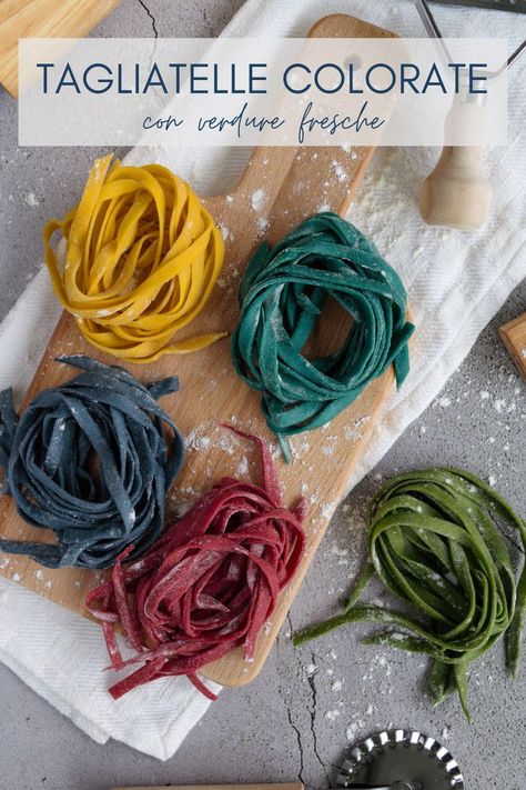 Ricetta passo passo per preparare delle tagliatelle di pasta fresca all'uovo, colorata con colori naturali estratti dalle verdure fresche. Pasta Fatta In Casa, Creative Food Art, Pasta Maker, Pasta Fresca, Vegan Pasta, Ravioli, Creative Food, Finger Foods, Pasta Recipes