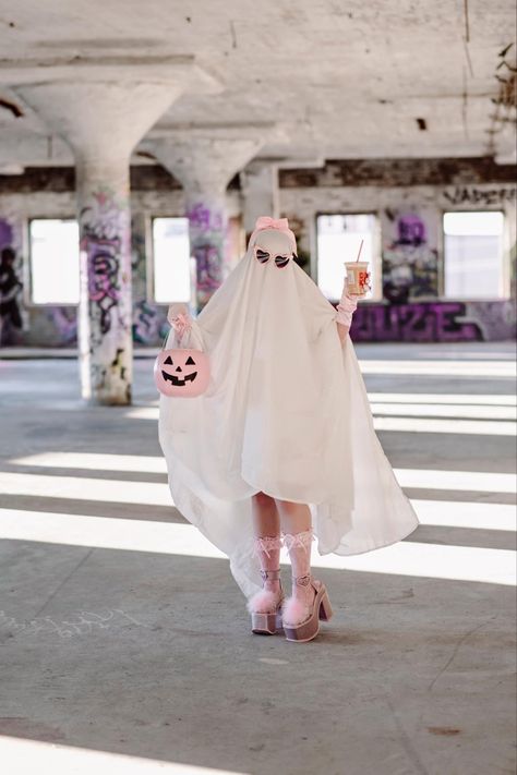 Pink Ghost Photoshoot, Outfit Ideas Halloween, Nail Designs Halloween, Pfp Halloween, Halloween Tattoo Ideas, Halloween Outfit Ideas, Cute Halloween Costume, Outdoor Halloween Decor, Match Pfp