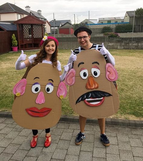 Movie Couple Halloween Costumes, Disfraz Toy Story, Disney Couple Costumes, Toy Story Halloween, Toy Story Costumes, Costume Disney, Couple Costumes, Trendy Halloween Costumes, Potato Head