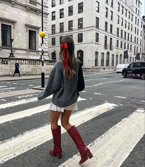 Burgundy Boots Outfit, Outfits New York, Knee Boots Outfit, Burgundy Boots, Everyday Casual Outfits, Expensive Clothes, White Mini Skirt, How To Mix, Cozy Style