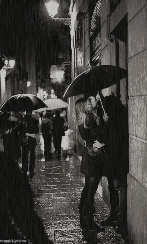 People Kissing, Kissing In The Rain, Under My Umbrella, Black And White Photograph, Trik Fotografi, Dancing In The Rain, Jolie Photo, Carrie Bradshaw, 인물 사진