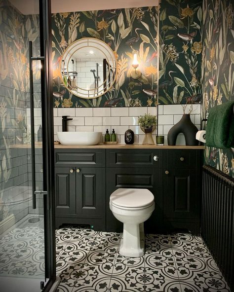 Dark Green Bathroom Vanity With Wallpaper, Small Dark Bathroom Ideas, Cottagecore Bathroom, Moody Bathroom, Trailer Design, Remodel Small Bathroom, Casa Country, Dark Home Decor, Gorgeous Bathroom