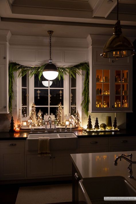 Christmas Kitchen Window, Home Decorations Ideas, Christmas Home Decorations, Christmas Window Decorations, Aesthetic Christmas, Holiday Kitchen, Elegant Kitchens, Ceramic Houses, Christmas Window