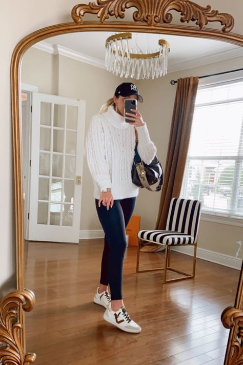 Vintage Havana Sneakers Outfit, Casual Sneaker Outfit, Turtleneck Fashion, Style Athleisure, White Sneakers Outfit, Style Turtleneck, Sneakers Outfit Casual, Fall Sneakers, Fashion Everyday