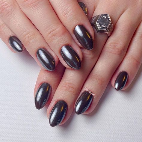 Luna Wenjuan Qi on Instagram: "What a cool effect! Dark brown + pearl chrome powder for @freejinns7 2h soft gel + art #chromenails #brownnails #glazeddonutnails" Dark Nails With Chrome Powder, Dark Pearl Nails, Pearl Chrome, Chrome Powder, Pearl Nails, Gel Art, Beauty Tricks, Pearl Powder, Dark Nails