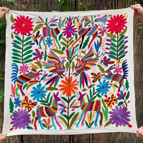 Embroidery Tapestry Diy, Mexican Art Inspiration, Spanish Embroidery Patterns, Mexican Quilt Ideas, Mexican Style Embroidery, Mexican Textile Art, Traditional Mexican Embroidery, Mexican Quilt Pattern, Mexican Border Design