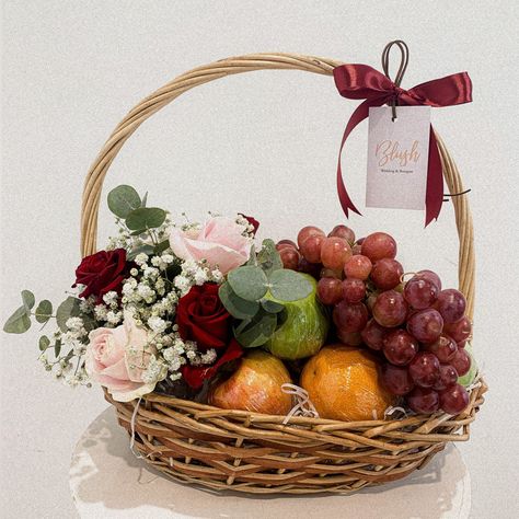 Fruit Basket Centerpiece Ideas, Fruits And Flowers Basket, Bakul Buah Hantaran, Flower Fruit Basket, Fruit Basket Ideas Gift For Wedding, Fruit Basket Decoration For Wedding, Fruit Basket Diy Gift, Fruit Flower Basket, Fruit Bouquet Ideas