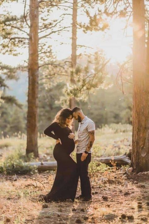 44 Ideas And Tips For Stunning Maternity Pictures Creative Maternity Photography, Fall Maternity Shoot, Fall Maternity Pictures, Maternity Photography Winter, Couple Maternity Poses, Maternity Photography Ideas, Family Maternity Pictures, Winter Maternity Photos, Fall Maternity Photos